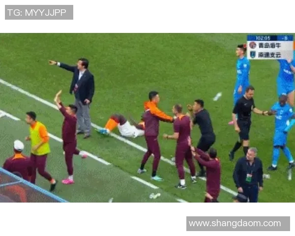 足球明星意外昏倒瞬间合集震惊球迷的真实场景与背后故事 足球明星意外昏倒瞬间合集震惊球迷的真实场景与背后故事